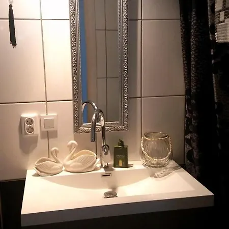 Vaeikese Sisehooviga Korter Jahtsadama Vahetus Laeheduses *