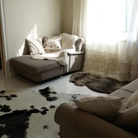 Vaeikese Sisehooviga Korter Jahtsadama Vahetus Laeheduses *