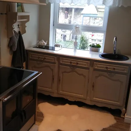 Vaeikese Sisehooviga Korter Jahtsadama Vahetus Laeheduses Kuressaare