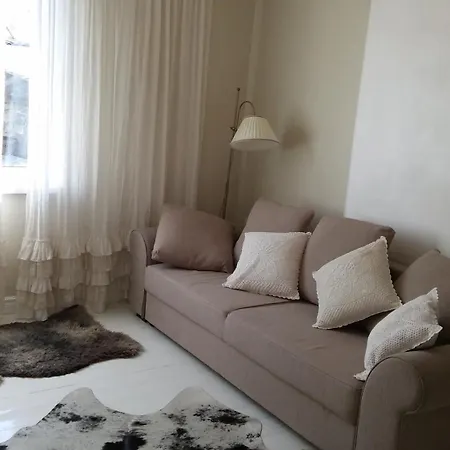 Vaeikese Sisehooviga Korter Jahtsadama Vahetus Laeheduses *