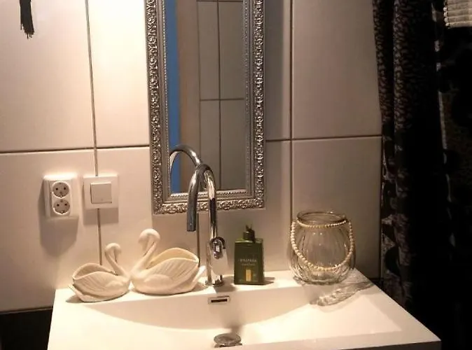 Vaeikese Sisehooviga Korter Jahtsadama Vahetus Laeheduses *