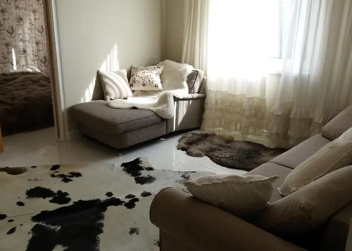 Vaeikese Sisehooviga Korter Jahtsadama Vahetus Laeheduses *