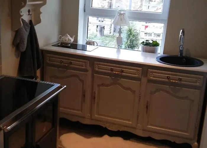 Vaeikese Sisehooviga Korter Jahtsadama Vahetus Laeheduses Kuressaare